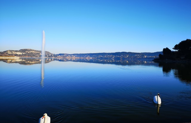 La laguna de l’Olivier y su chorro de agua