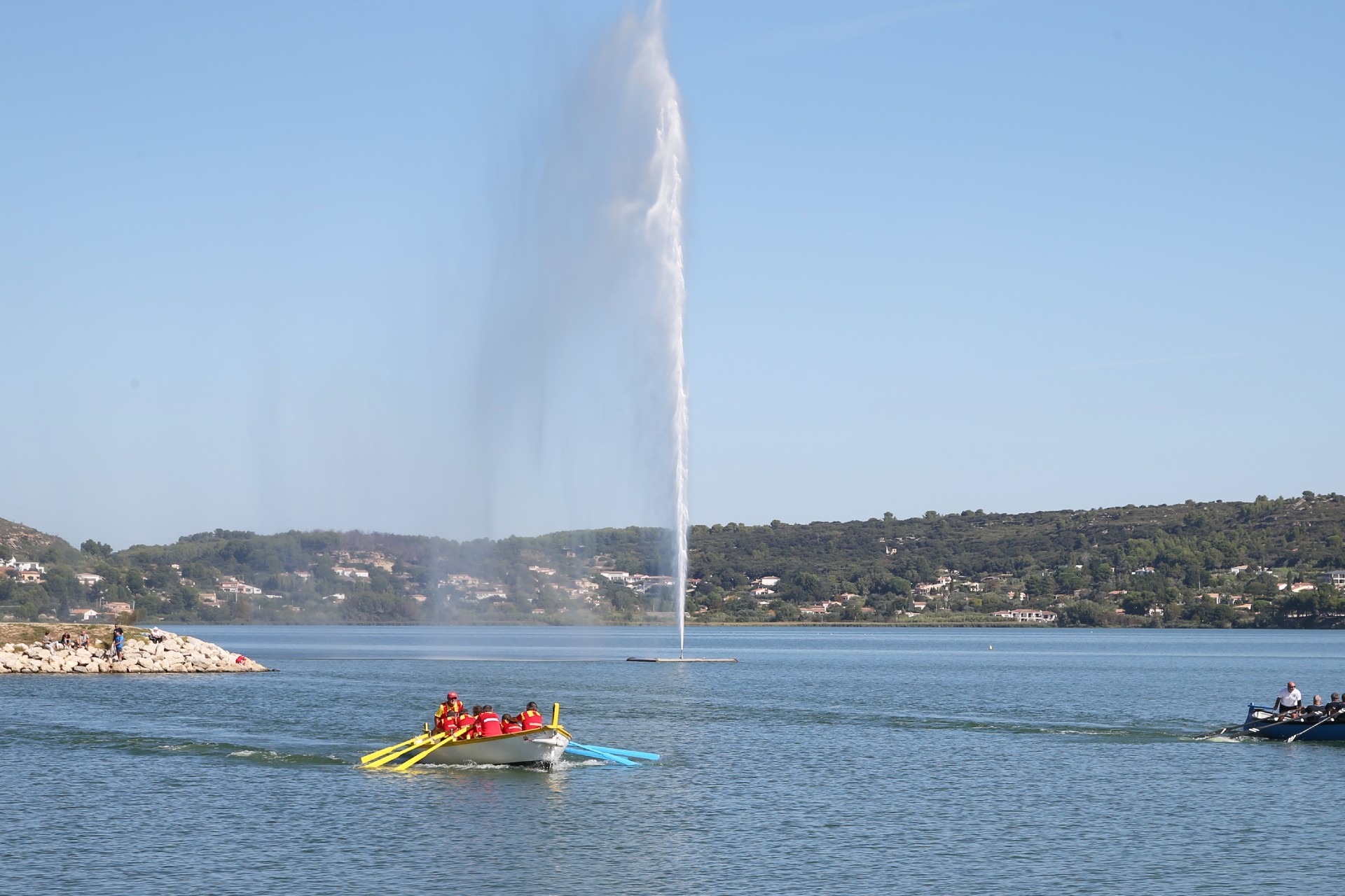 etang-de-l-olivier-jet-d-eau-rameurs-2878