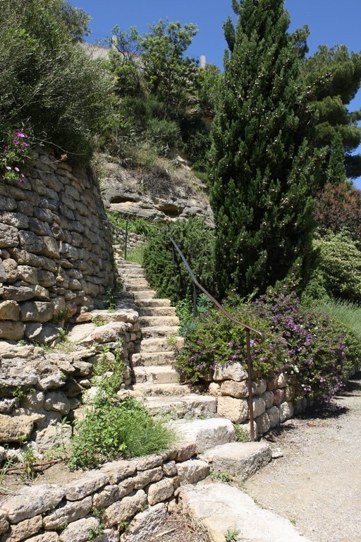 Le Jardin Méditerranéen au pied de l'étang de l'Olivier Istres