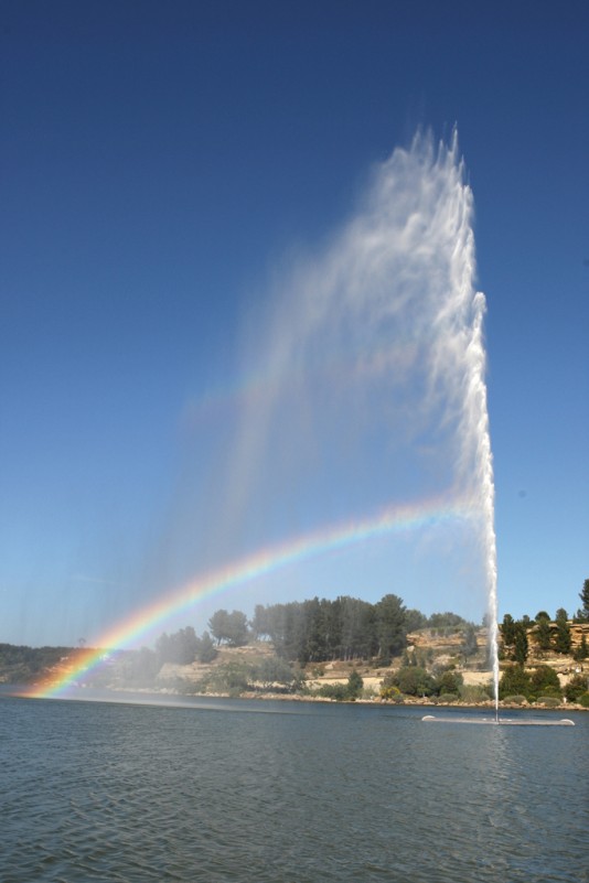 Le Jet d'eau sur l'étang de l'Olivier à Istres