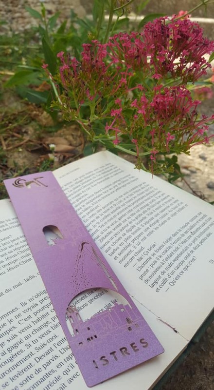 Le marque page Istres pour vos lectures en rouge violet