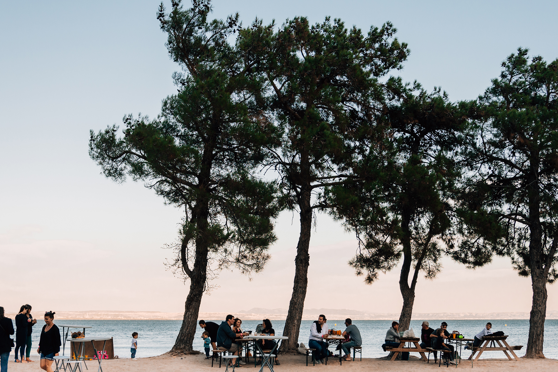 Guinguette et restauration sur la plage de la Romaniquette - © Two Black Cameras