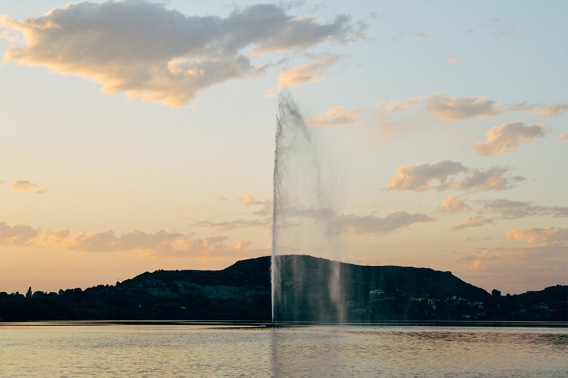 Jet d'eau le plus haut de France sur l'étang de l'Olivier - © Two Black Cameras