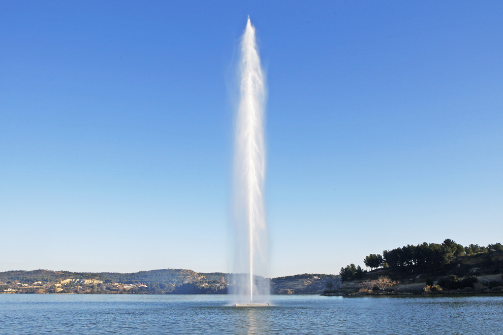 Le jet d'eau le plus haut de France jaillit sur l'étang de l'Olivier