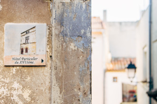 centre_historique_istres_2019_two_black_cameras_46.jpg