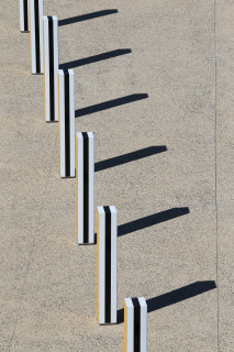 DANIEL BUREN: LA GRANDE DIAGONALE,  TRAVAIL IN SITU POUR DEUX COULEURS PLUS LE BLANC ET LE NOIR. 57 PILIERS  DE 114 À 505 CM DE HAUTEUR. ISTRES-2013 © Daniel Buren & ADAGP Paris