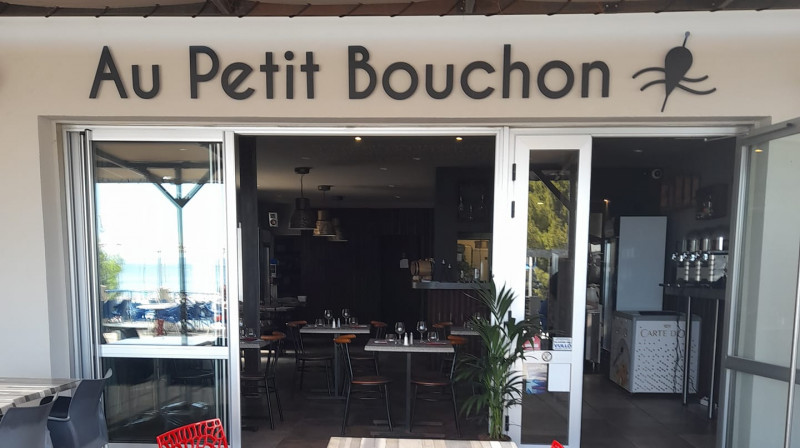 restaurant_au_petit_bouchon_devanture.jpg restaurant_au_petit_bouchon_devanture.jpg