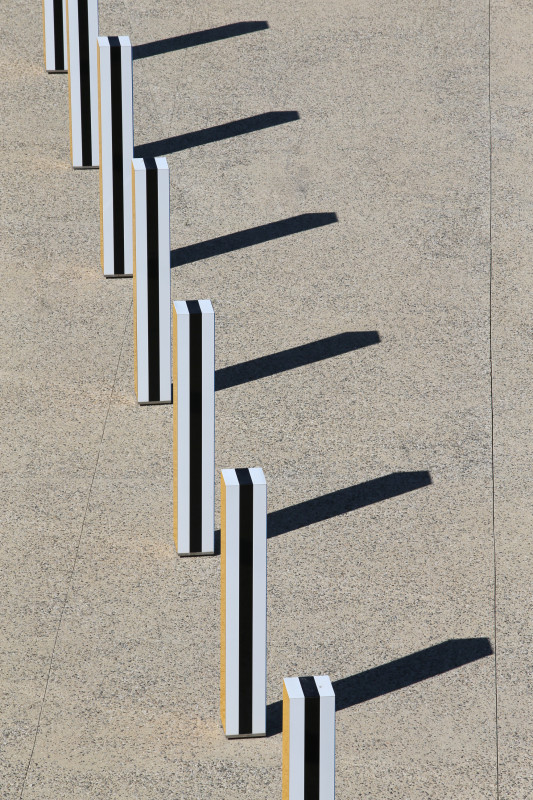 DANIEL BUREN: LA GRANDE DIAGONALE,  TRAVAIL IN SITU POUR DEUX COULEURS PLUS LE BLANC ET LE NOIR. 57 PILIERS  DE 114 À 505 CM DE HAUTEUR. ISTRES-2013 © Daniel Buren & ADAGP Paris