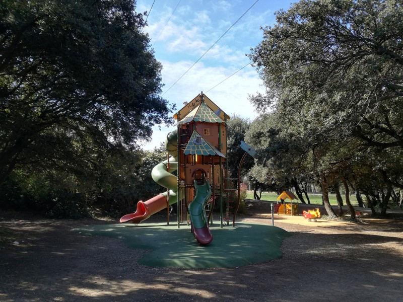 Aire de jeux pour enfants à l'ombre des pins Aire de jeux pour enfants à l'ombre des pins