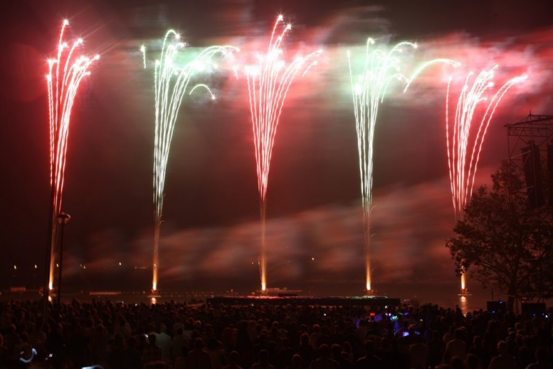 Des feux d'artifices sur l'étang de l'Olivier chaque été
