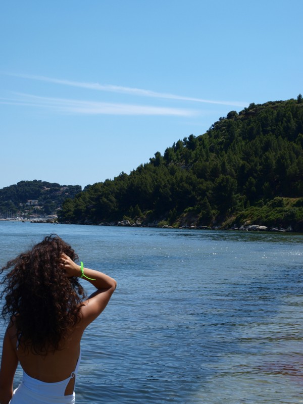L'étang de Berre et sa végétation préservée en bordure L'étang de Berre et sa végétation préservée en bordure