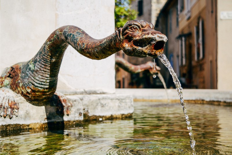 La fontaine des Bourras dans le centre ancien d'Istres