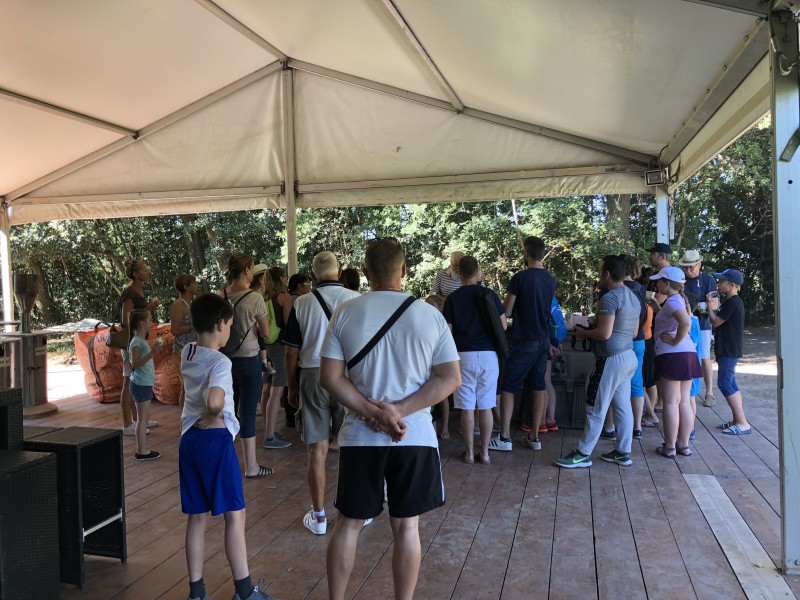 La visite commence par un rafraîchissement La visite commence par un rafraîchissement