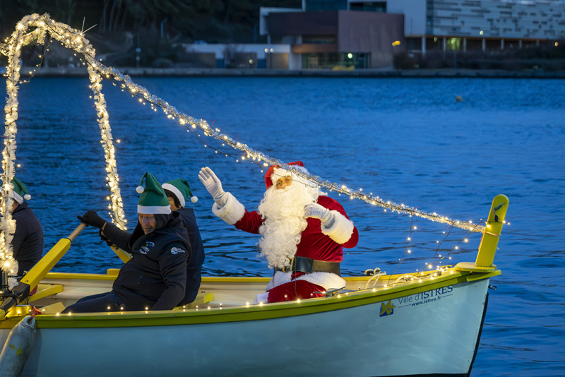 Le père Noel débarque à Istres avec les rameurs de l'Olivier Le père Noel débarque à Istres avec les rameurs de l'Olivier