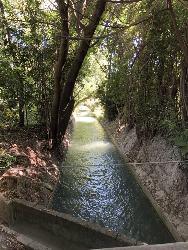 Les canaux de Craponne qui amène l'eau de la Durance dans la plaine de la Crau