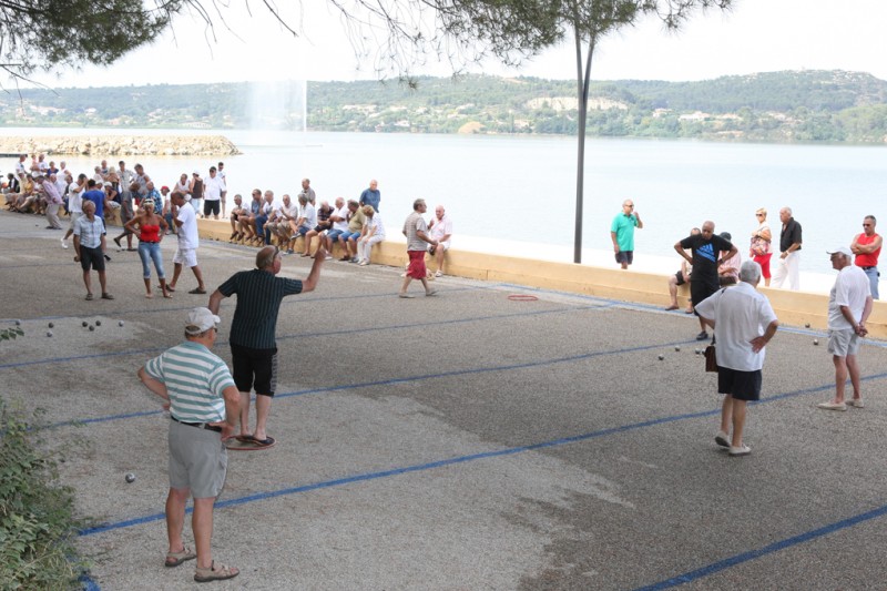 Une partie de pétanque au bord de l'Olivier Une partie de pétanque au bord de l'Olivier