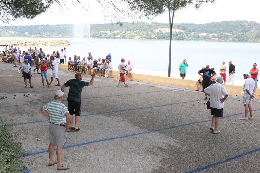 Une partie de pétanque au bord de l'Olivier