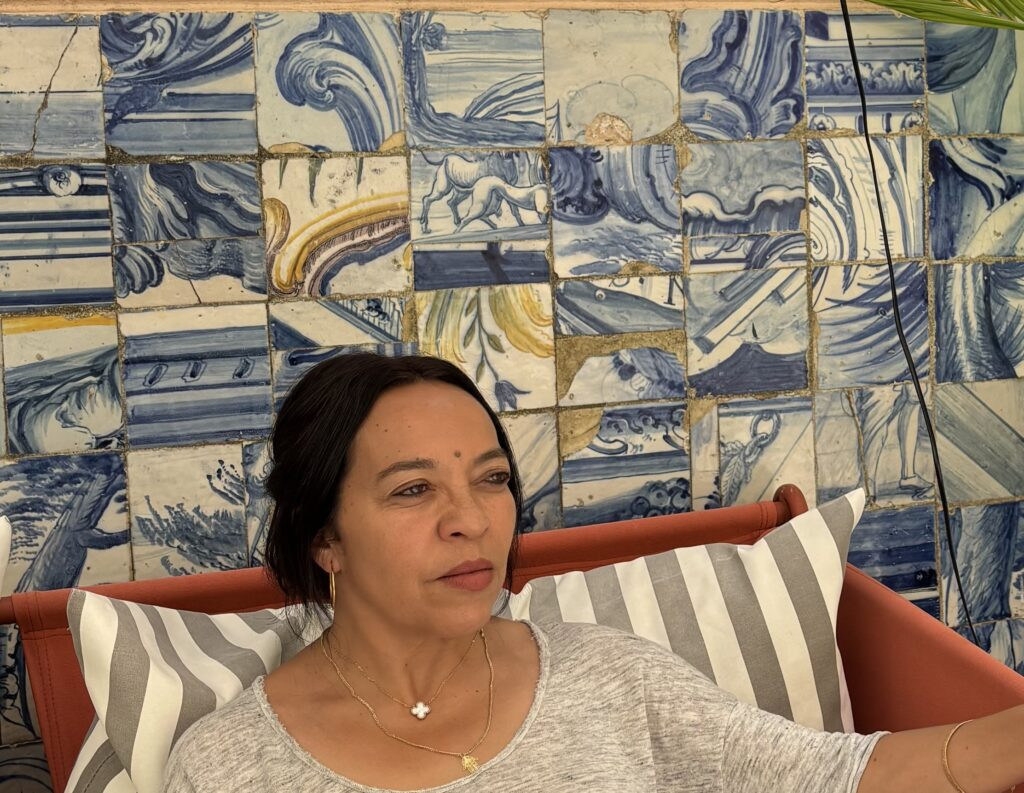 Portrait de femme devant un mur de faïence