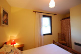 chambre avec grand lit au 1er étage