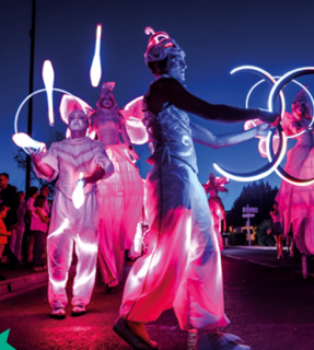 Déambulation « Parade de Lune »_Istres - © Cirque Indigo Déambulation « Parade de Lune »_Istres