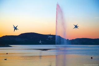 Jet d'eau étang de l'Olivier - Jeudi étoilé Istres - © Two Black Cameras Jet d'eau étang de l'Olivier - Jeudi étoilé Istres