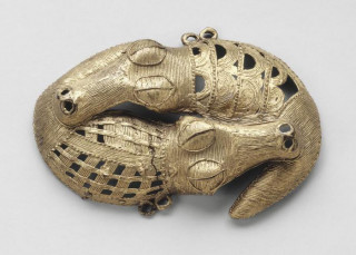 Bijou d'applique zoomorphe représentant deux crocodiles, 19e siècle, Musée du quai Branly - Jacques Chirac, Paris. ccGrandPalaisRmn