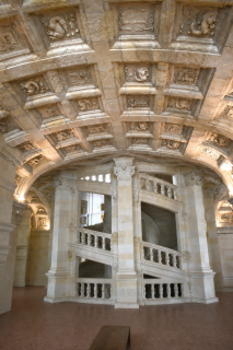 Escalier à double révolution, Domaine national du Chateau de Chambord, cc Micro-Folie Istres, Cécile Chenevois, image modifiée par IA