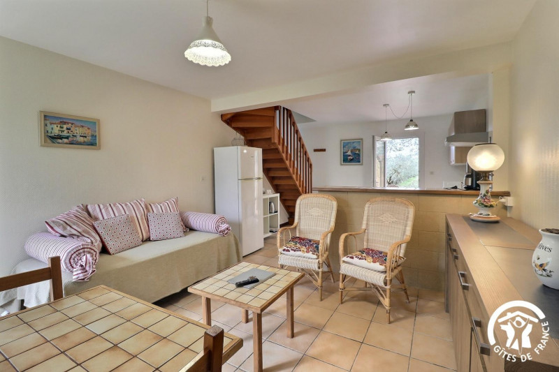 le rez de chaussée - coin salon et coin repas