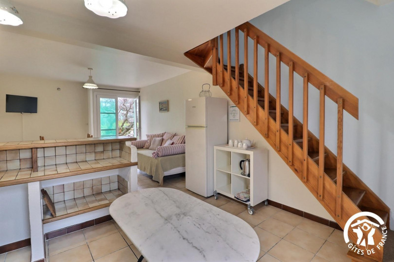 Coin cuisine et escalier vers l'étage