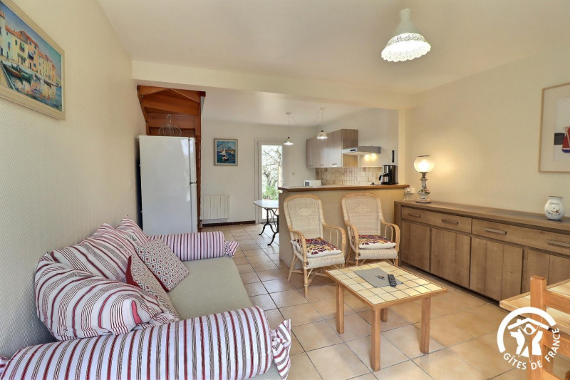 le rez de chaussée - coin salon et coin repas