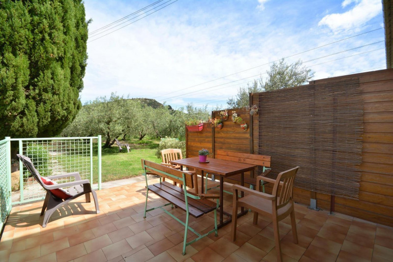 Grande terrasse ombragée - © Gîtes de France Grande terrasse ombragée