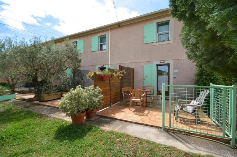 Terrasse au nord avec salon de jardin - © Gîtes de France Terrasse au nord avec salon de jardin