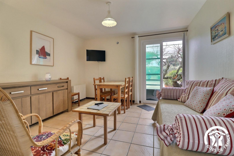 le rez de chaussée - coin salon et coin repas