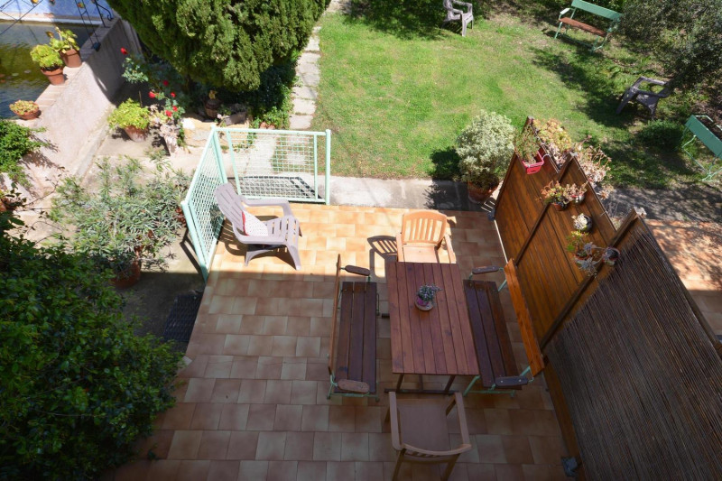 Terrasse au nord, vue de la chambre du 1er étage Terrasse au nord, vue de la chambre du 1er étage