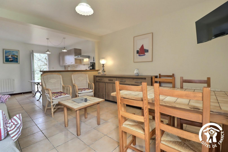 le rez de chaussée - coin salon et coin repas le rez de chaussée - coin salon et coin repas