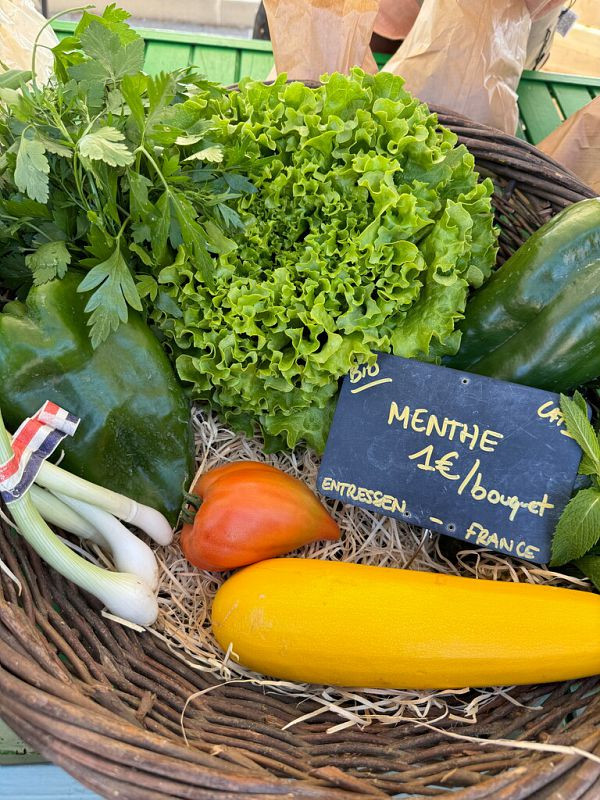 Local producers' and craftsmen's market_Istres