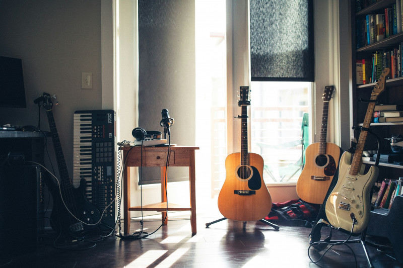 instruments de musique dans une salle