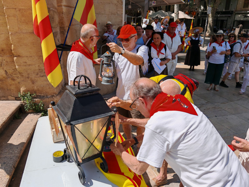 Remise de la flamme de la St Jean devant le portail d'Arles