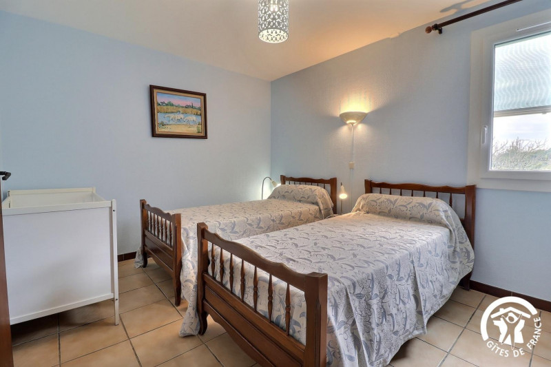 chambre à deux lits au 1er étage - © Gîtes de France chambre à deux lits au 1er étage