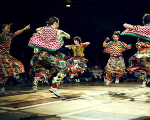 Personnages pratiquant des figures de danse ancestrale