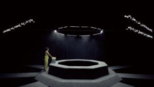 Installation artistique en intérieur, plongée dans l'obscurité